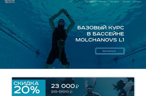 Фридайвер медленно погружается под воду, концентрируясь на дыхании и расслаблении